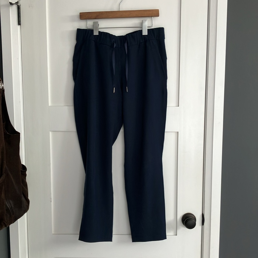21–Lulu On The Fly Pant *Woven Size 8